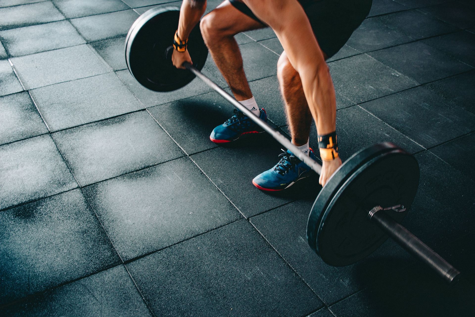 Standing variation of the good morning workout (image sourced via Pexels / Photo by Victor)